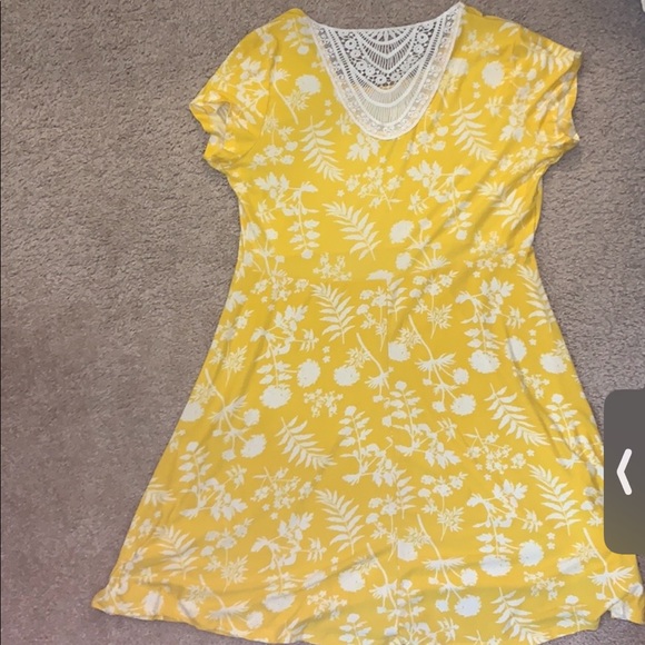 Super soft yellow floral dress 👗 🌻 - Picture 4 of 6